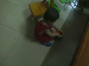 宝宝吃瓜可爱瞬间