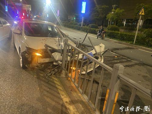 开车吃瓜撞到护栏,一场意外的“吃瓜”事故